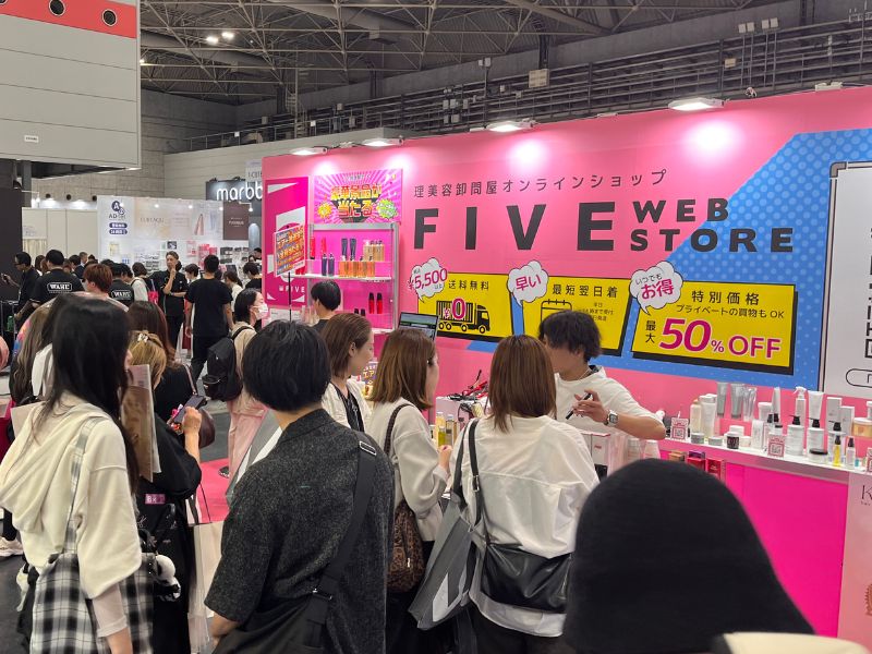 エアー抽選機によるくじ引き大会で盛り上がる来場者とスタッフ